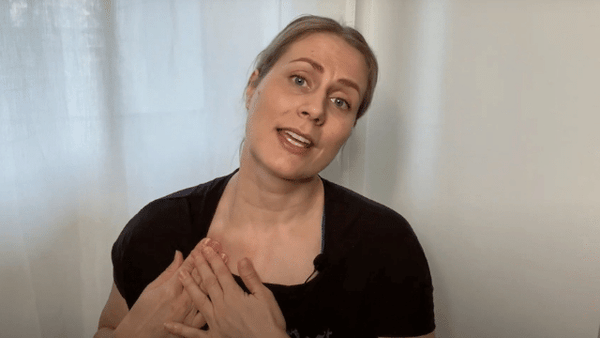 Kireän kaulan venytys kotikonstein