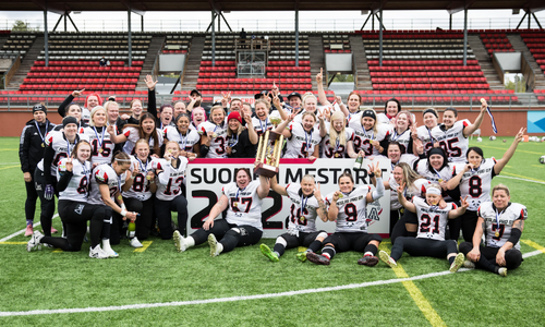 Kipukauppa mukana tukemassa naisten amerikkalaista jalkapalloa