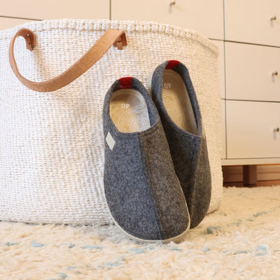 Vaistoa Toive paljasjalkakengät huopa tossut tohvelit harmaa laukun vieressä