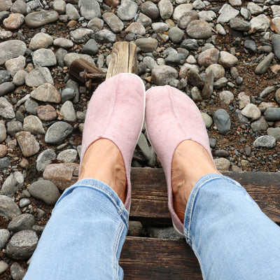 Vaistoa Toive paljasjalkakengät huopa tossut tohvelit pinkki käyttökuva ulkona