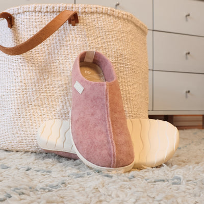 Vaistoa Toive paljasjalkakengät huopa tossut tohvelit pinkki laukun vieressä