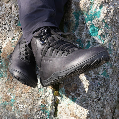 Vaistoa Uoma 2 vedenpitävät paljasjalkavaelluskengät musta käyttökäyttökuva kevät istuen