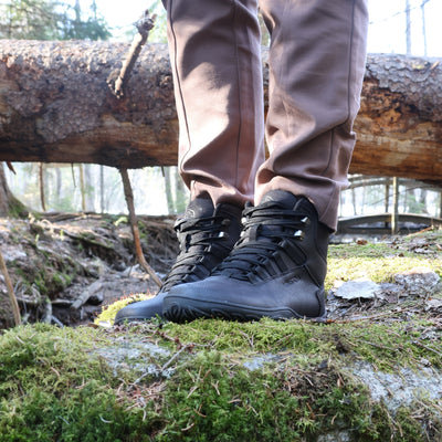 Vaistoa Uoma 2 Vedenpitavat Paljasjalkavaelluskengat Musta Kayttokuva Kevat Seisten sammaleella kaatunut puunrunko takana