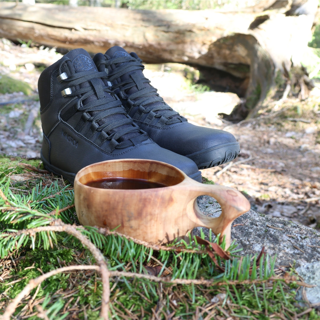 Vaistoa Uoma 2 Vedenpitavat Paljasjalkavaelluskengat Musta kuksa havunoksat kaatunut puunrunko