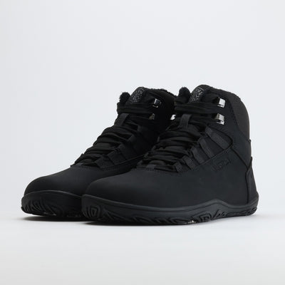 Noenmusta Vaistoa Uoma Talvi 3 -kenkäpari kuvattuna etuviistosta, korostaen leveää varvastilaa ja joustavaa talvipohjaa.