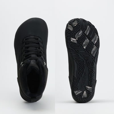 Ylhäältä ja pohjasta kuvattu noenmusta Vaistoa Uoma Talvi 3 -kenkäpari. Kuvassa korostuu leveä, jalan anatomian mukainen varvastila ja pitävä Vaistoa Pitoa™ -talvipohja.