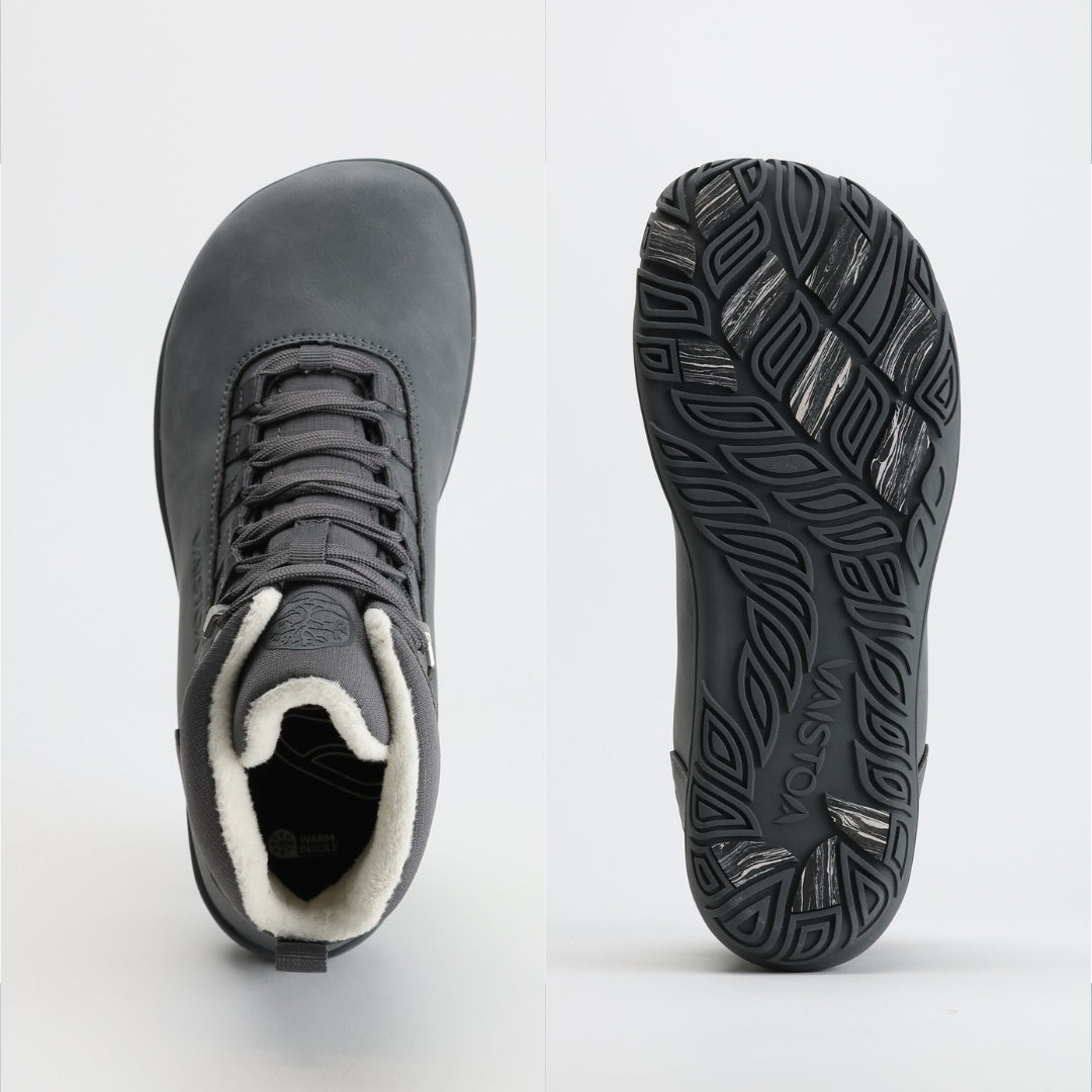 Ylhäältä ja alapuolelta kuvattu Uoma Talvi 3 -kengän pari. Kuvassa korostuu leveä, jalan anatomian mukainen varvastila ja kitkapohjan kuviointi.