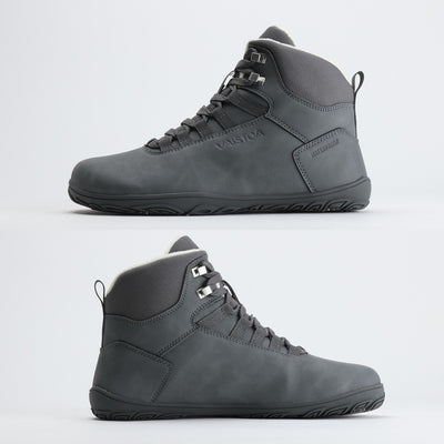 Kaksi pakkasharmaata Vaistoa Uoma Talvi 3 -kenkää kuvattuna sivusta, mediaali- ja lateraalipuolelta. Kuvassa korostuu kengän tasainen zero drop -pohja ja vedenpitävä rakenne.