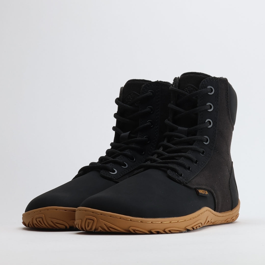 Musta Vaistoa Hurmos 2 -paljasjalkamaiharipari kuvattuna etuviistosta. Kuvakulma korostaa kengän leveää varvastilaa ja joustavaa pohjaa.