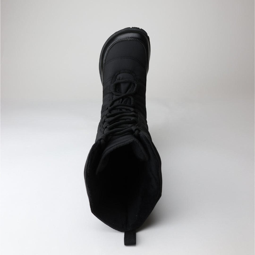 Vaistoa Hanki – korkeavartiset paljasjalkakengät talveen, väri musta. Kuvassa kengän leveä, jalan anatomian mukainen varvastila, joka antaa varpaille luonnollisen liikkumavaran ja tukee terveellistä jalkaterän asentoa.