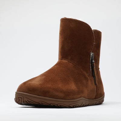 Vaistoa Huurre – paljasjalkabootsi talveen, väri karamellinruskea. Kuvassa yksi kenkä etuviistosta – näkyvissä lämmin karvavuori, pehmeä päällinen ja Vaistoa Pitoa™ -talvipohja.