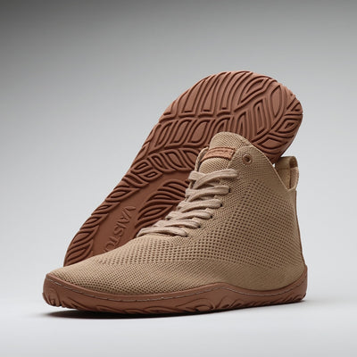 Vaistoa Iloa Mid latte – korkeavartiset paljasjalkatennarit Design from Finland -merkinnällä; hengittävä neulekangas, leveä varvastila ja tasainen, taipuisa pohja ilman kantakorkoa tukevat luonnollista jalkaterän asentoa ja liikkumista.