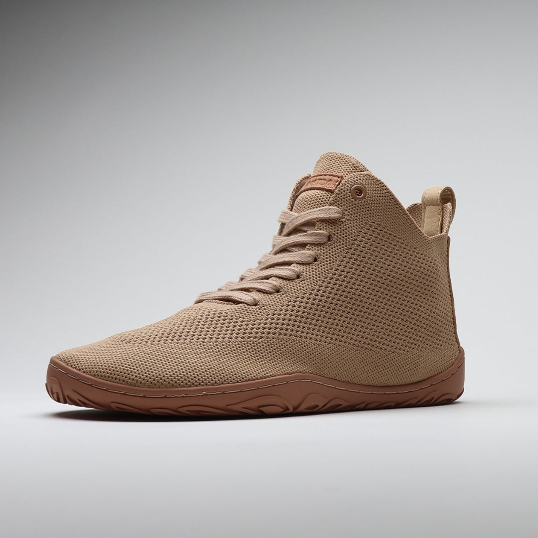 Vaistoa Iloa Mid latte – korkeavartinen paljasjalkatennari sivuviistosta kuvattuna; hengittävä kudottu päällinen, ohut ja joustava tasapohja ilman kantakorkoa sekä leveä varvastila tukevat jalan luonnollista liikettä ja asentoa.