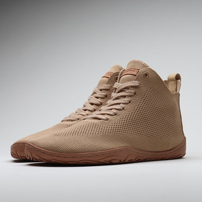 Vaistoa Iloa Mid latte – korkeavartiset paljasjalkatennarit, kuvattuna etuviistosta, hengittävällä verkkokankaalla ja ohuella joustavalla tasapohjalla ilman kantakorkoa, luonnolliseen liikkumiseen.