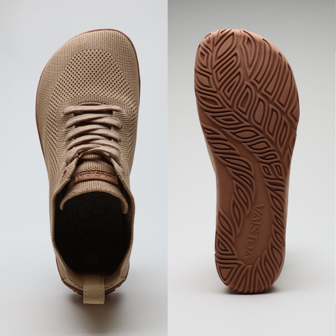 Vaistoa Iloa Mid latte – korkeavartiset paljasjalkatennarit ylhäältä ja pohjasta kuvattuna; leveä jalanmuotoinen varvastila antaa tilaa varpaille ja luonnolliselle asennolle, ja ohut, joustava tasapohja ilman kantakorkoa sekä pohjakuvio parantavat pitoa.