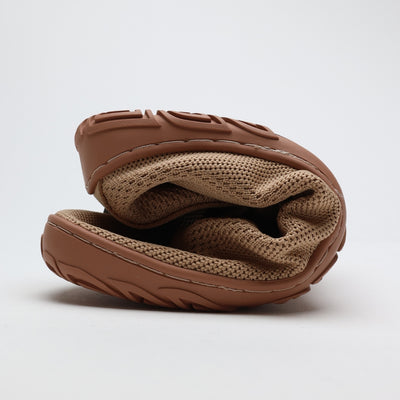 Vaistoa Iloa Mid latte – korkeavartiset paljasjalkatennarit taitettuna rullalle, esitellen ohutta ja joustavaa tasaista pohjaa ilman kantakorkoa luonnolliseen liikkumiseen ja helppoon pakkaamiseen.