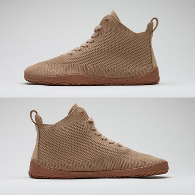 Vaistoa Iloa Mid latte-väriset korkeavartiset paljasjalkakengät sivukuvissa oikealta ja vasemmalta – tasainen pohja ilman kantakorkoa, leveä jalanmuotoinen kärki ja minimalistinen design tukevat luonnollista liikkumista.