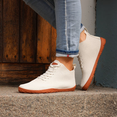 vaistoa iloa mid paljasjalkakengat korkeavartiset tennarit luonnonvalkoinen kayttokuva kevat askel rappusilla