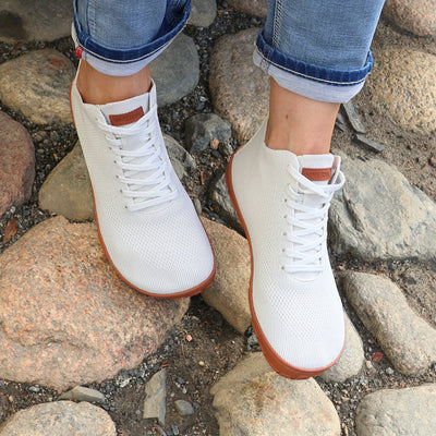 vaistoa iloa mid paljasjalkakengat korkeavartiset tennarit luonnonvalkoinen kayttokuva kevat mukulakivet