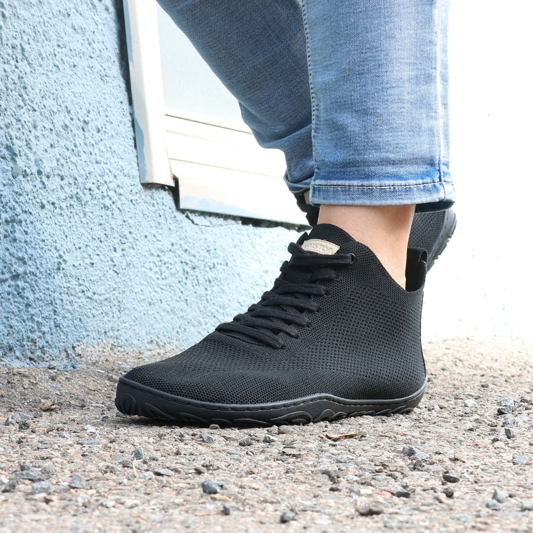 vaistoa iloa mid paljasjalkakengat korkeavartiset tennarit musta kayttokuva kevat askel asfaltilla sininen seina