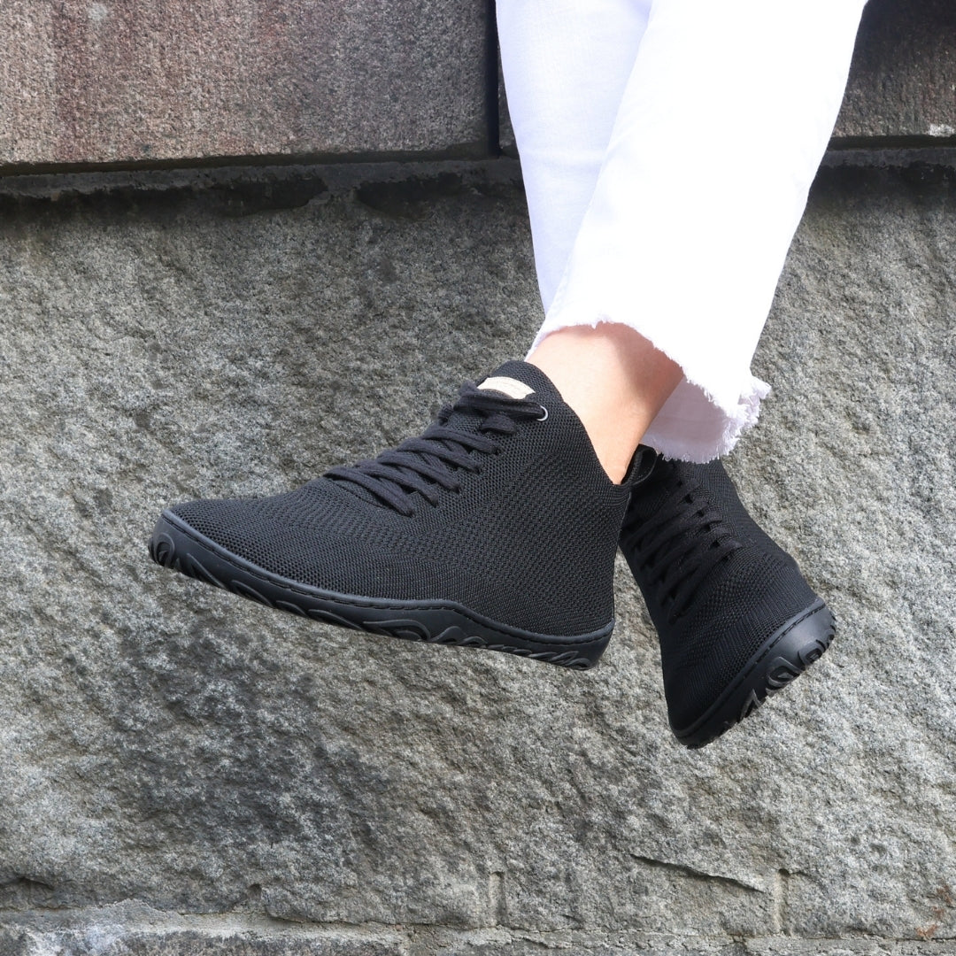 vaistoa iloa mid paljasjalkakengat korkeavartiset tennarit musta kayttokuva kevat istuen