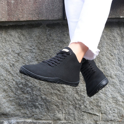 vaistoa iloa mid paljasjalkakengat korkeavartiset tennarit musta kayttokuva kevat istuen