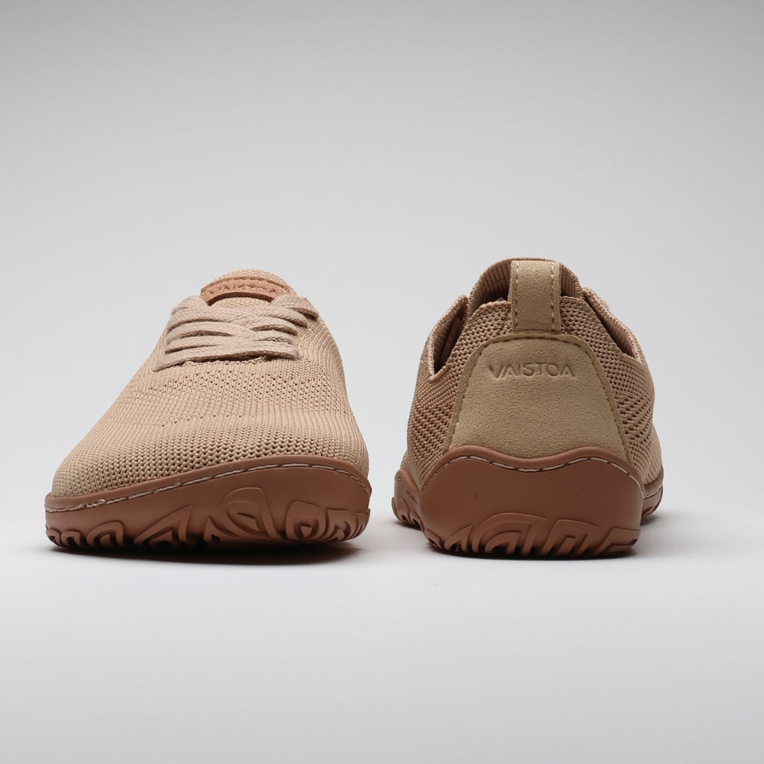 Vaistoa Ilona latte-väriset paljasjalkakengät kuvattuna edestä ja takaa – minimalistinen muotoilu, leveä varvastila ja ohut joustava pohja tukevat luonnollista liikkumista.