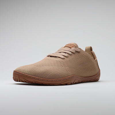 Vaistoa Ilona latte-värinen paljasjalkakenkä etuviistosta kuvattuna – hengittävä neulospinta, leveä jalanmuotoinen kärki ja ohut joustava pohja luonnolliseen liikkumiseen.