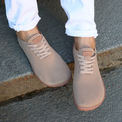 Vaistoa latte-väriset paljasjalkakengät kuvattuna yläviistosta kivirappusella – kevyet ja joustavat kengät ilman kantakorkoa luonnolliseen liikkumiseen.