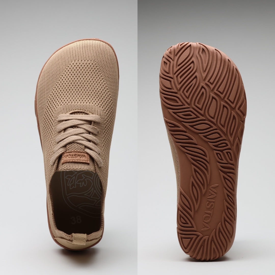 Vaistoa Ilona latte-väriset paljasjalkakengät ylhäältä ja pohjasta kuvattuna – leveä jalanmuotoinen varvastila antaa tilaa varpaille ja luonnolliselle asennolle, pohjakuvio tukee pitoa ja joustavuutta.