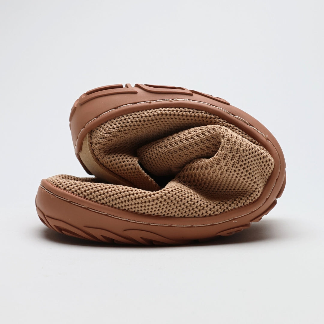 Vaistoa Ilona latte-väriset paljasjalkakengät rullattuna tiukalle – ohut ja taipuisa pohja mahdollistaa erinomaisen paljasjalkatuntuman ja helpon pakkaamisen.