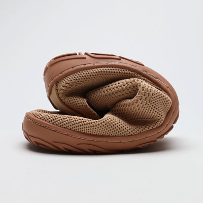 Vaistoa Ilona latte-väriset paljasjalkakengät rullattuna tiukalle – ohut ja taipuisa pohja mahdollistaa erinomaisen paljasjalkatuntuman ja helpon pakkaamisen.