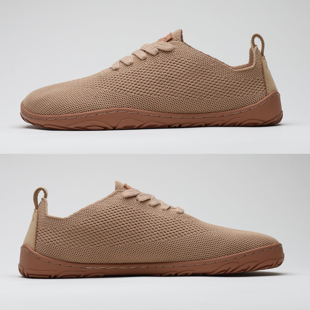 Vaistoa Ilona latte-väriset paljasjalkakengät sivulta kuvattuna molemmilta puolilta – tasainen pohja ilman kantakorkoa tukee luonnollista asentoa ja vähentää kehon kuormitusta.