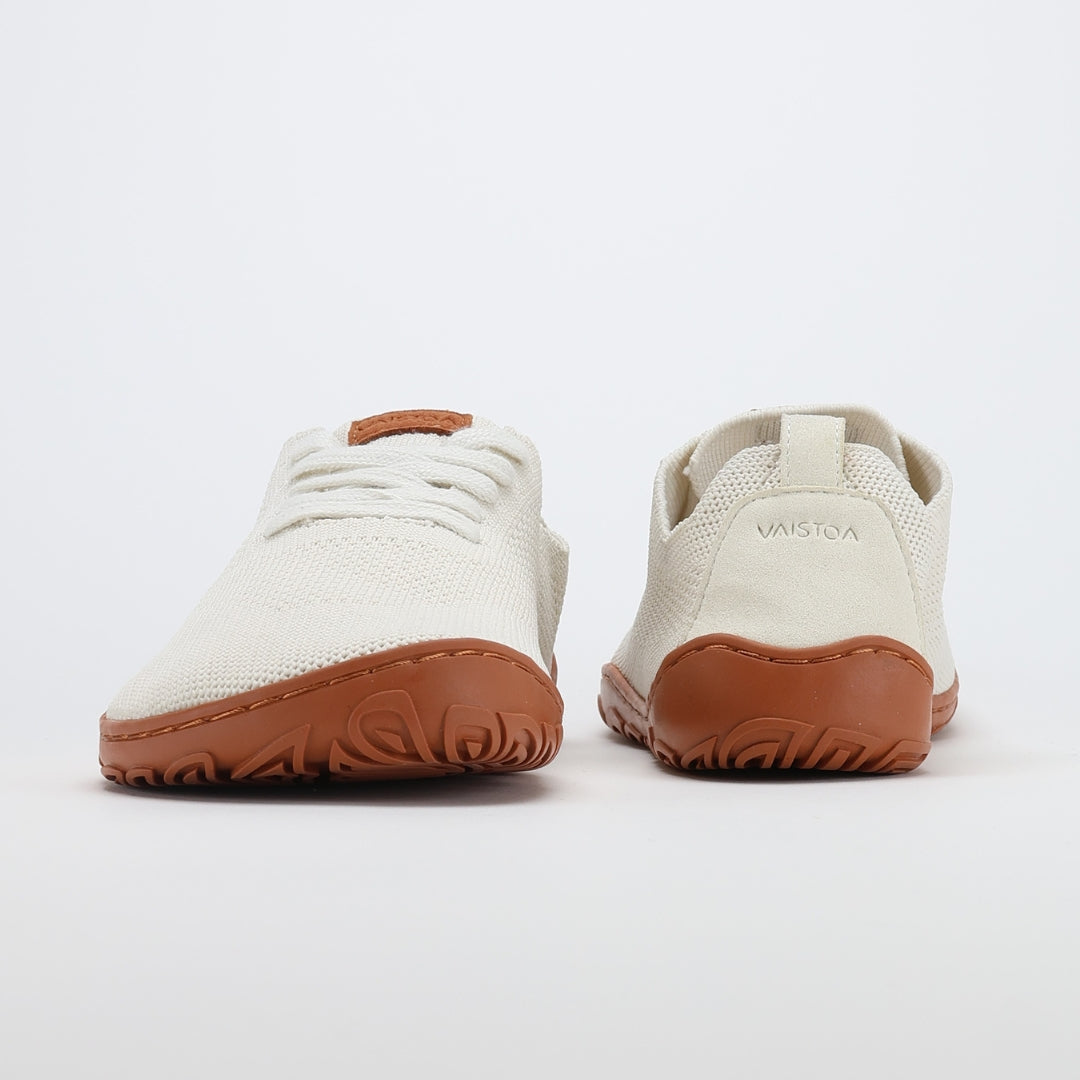 vaistoa iloa paljasjalkakengat kangastennarit luonnonvalkoinen terracottalla pohjalla edesta takaa