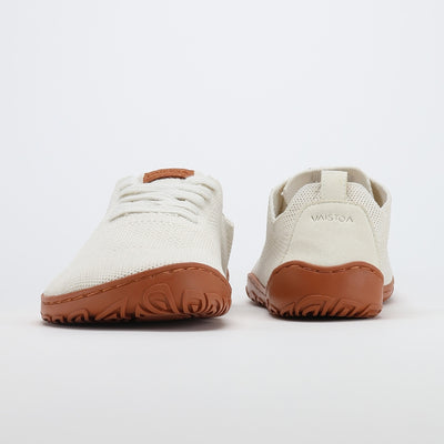 vaistoa iloa paljasjalkakengat kangastennarit luonnonvalkoinen terracottalla pohjalla edesta takaa