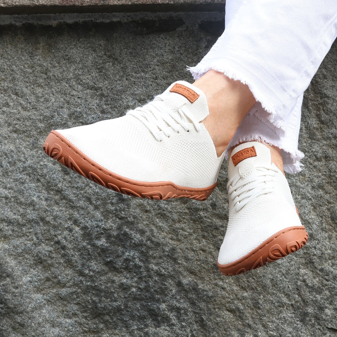 vaistoa iloa paljasjalkakengat kangastennarit luonnonvalkoinen terracottalla pohjalla kevat kayttokuva istuen