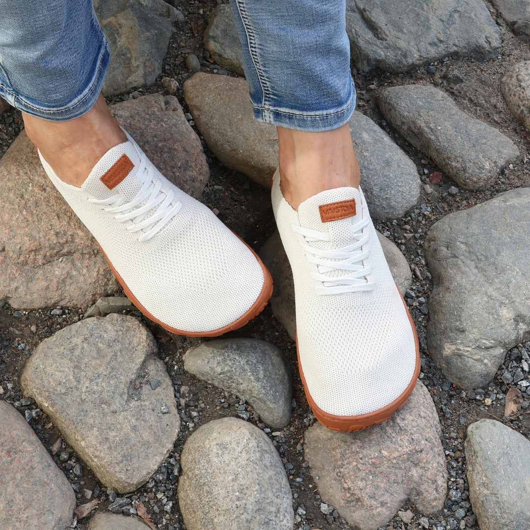 vaistoa iloa paljasjalkakengat kangastennarit luonnonvalkoinen terracottalla pohjalla kevat kayttokuva mukulakivet