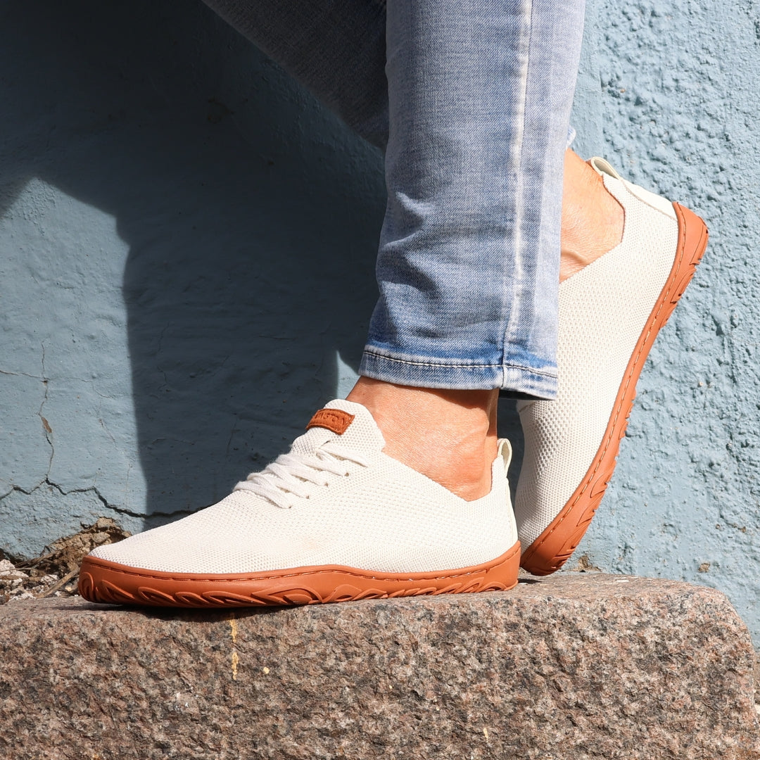 vaistoa iloa paljasjalkakengat kangastennarit luonnonvalkoinen terracottalla pohjalla kevat kayttokuva sininen seina