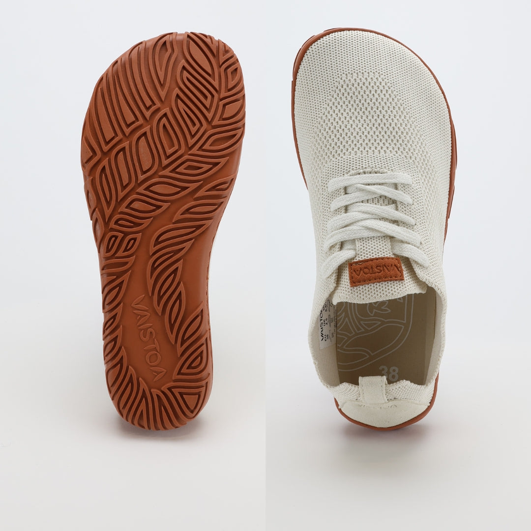 vaistoa iloa paljasjalkakengat kangastennarit luonnonvalkoinen terracottalla pohjalla levea jalanmuotoinen varvastila