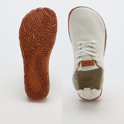 vaistoa iloa paljasjalkakengat kangastennarit luonnonvalkoinen terracottalla pohjalla levea jalanmuotoinen varvastila