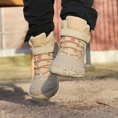 vaistoa kaste vedenpitavat lasten paljasjalkakengat beige kayttokuva kevat hyppy hiekalla