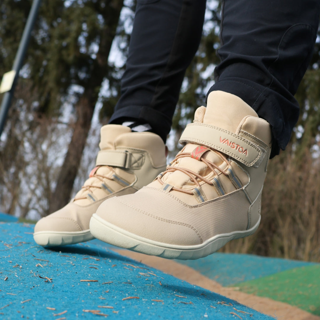 vaistoa kaste vedenpitavat lasten paljasjalkakengat beige kayttokuva kevat hyppy sininen alusta