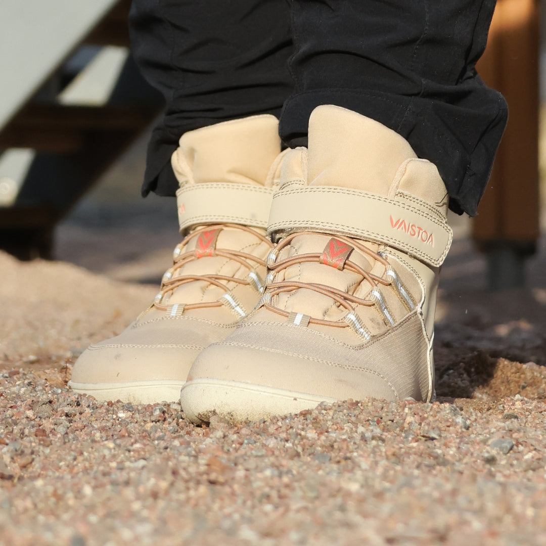 vaistoa kaste vedenpitavat lasten paljasjalkakengat beige kayttokuva kevat seisoskelu hiekalla