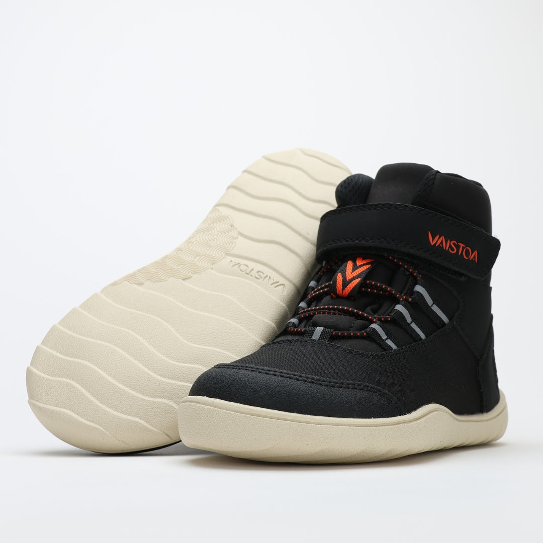 vaistoa kaste vedenpitavat lasten paljasjalkakengat musta design from finland