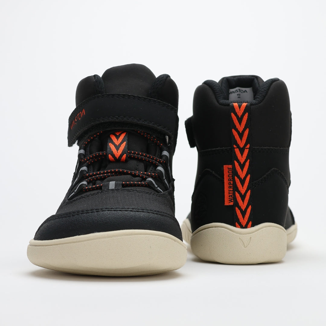 vaistoa kaste vedenpitavat lasten paljasjalkakengat musta edesta takaa