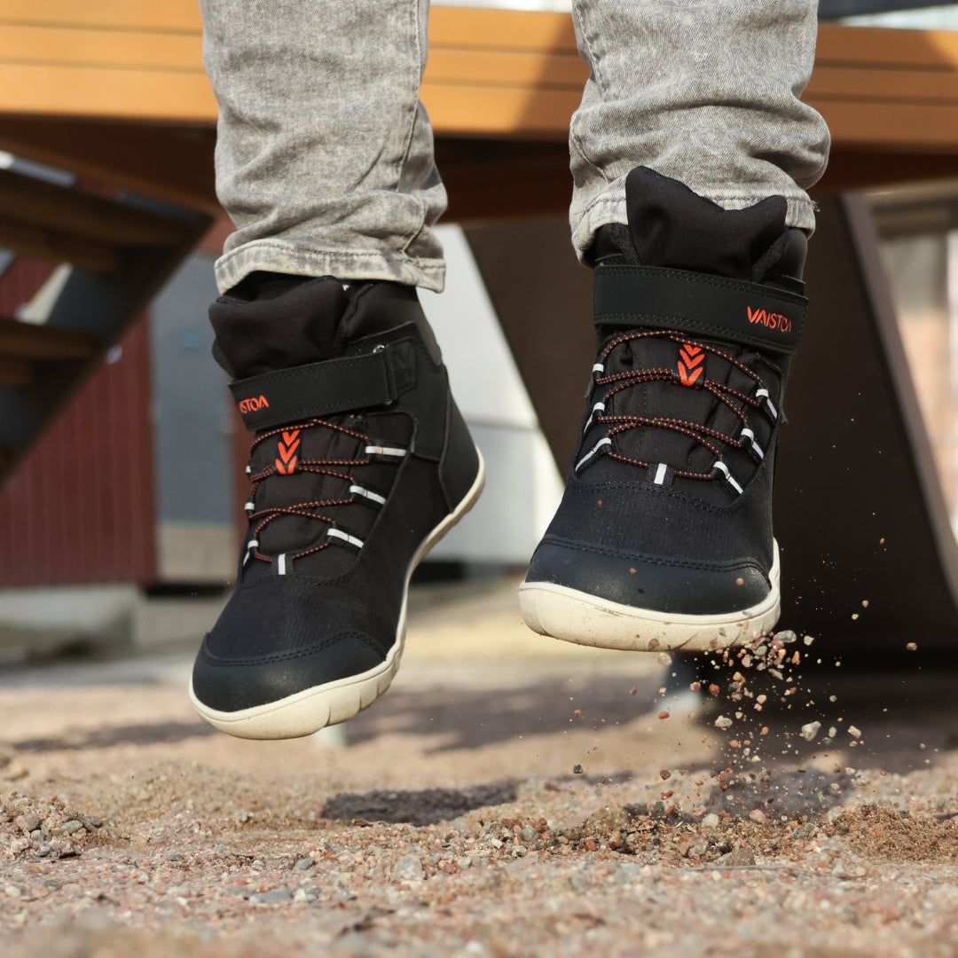 vaistoa kaste vedenpitavat lasten paljasjalkakengat musta kayttokuva kevat hyppy hietikolla