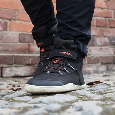 vaistoa kaste vedenpitavat lasten paljasjalkakengat musta kayttokuva kevat mukulakivet tiiliseina