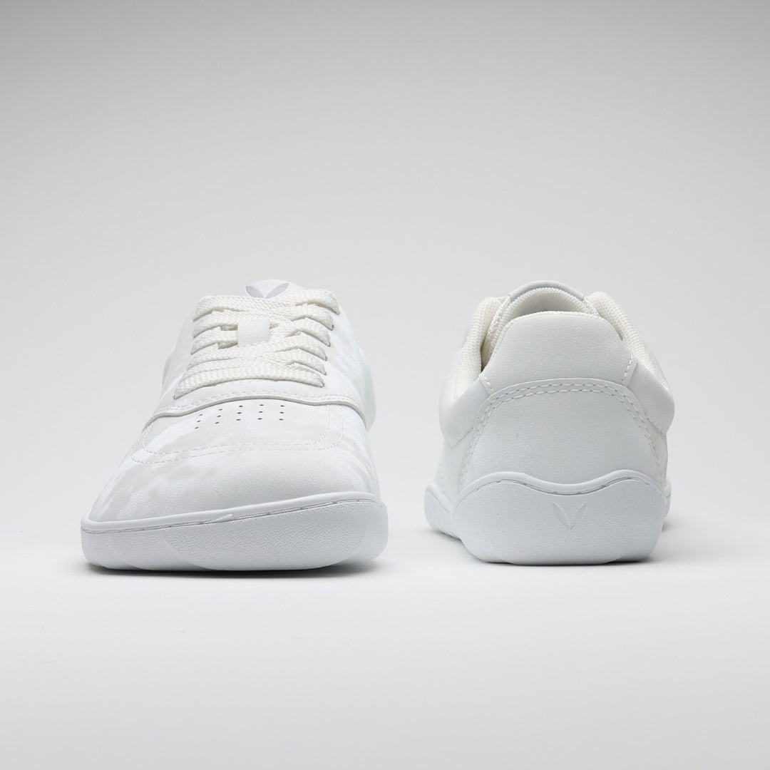 Vaistoa Katu 2 valkoiset paljasjalkasneakerit – kuvattuna edestä ja takaa, korostaen minimalistista designia, leveää varvastilaa ja matalaa profiilia.