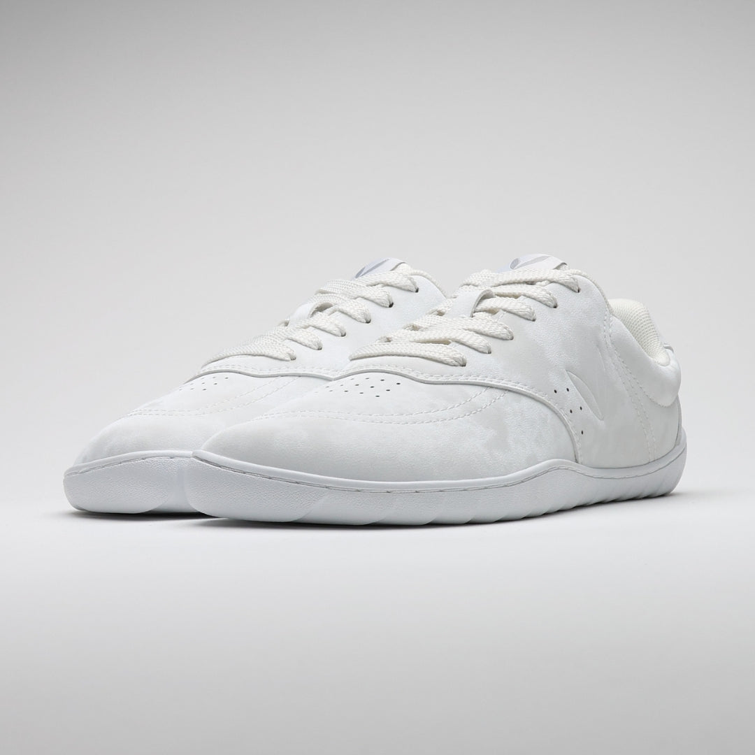 Vaistoa Katu 2 valkoiset paljasjalkasneakerit – kenkäpari kuvattuna etuviistosta, korostaen minimalistista designia, leveää varvastilaa ja matalaa profiilia.