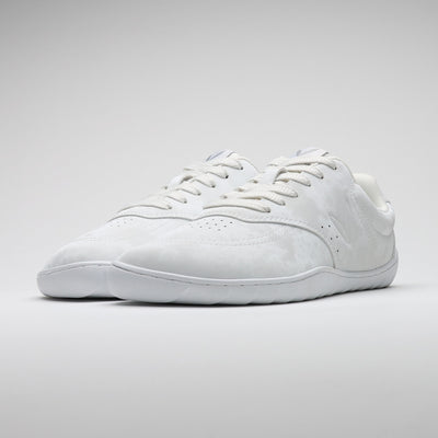 Vaistoa Katu 2 valkoiset paljasjalkasneakerit – kenkäpari kuvattuna etuviistosta, korostaen minimalistista designia, leveää varvastilaa ja matalaa profiilia.